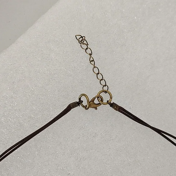 Elegant Black and Brown Feather 🪶 Pendant Necklace - Picture 5 of 5